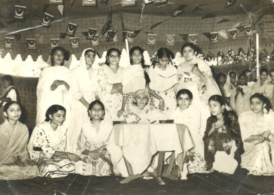 FATIMA JINNAH WITH STUDENTS